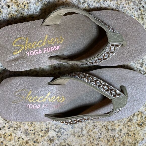 Skechers yoga Foam Grey beaded wedge flip flops - Picture 2 of 4